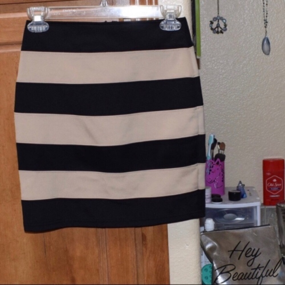 Forever21 • Black and Cream Bodycon Skirt